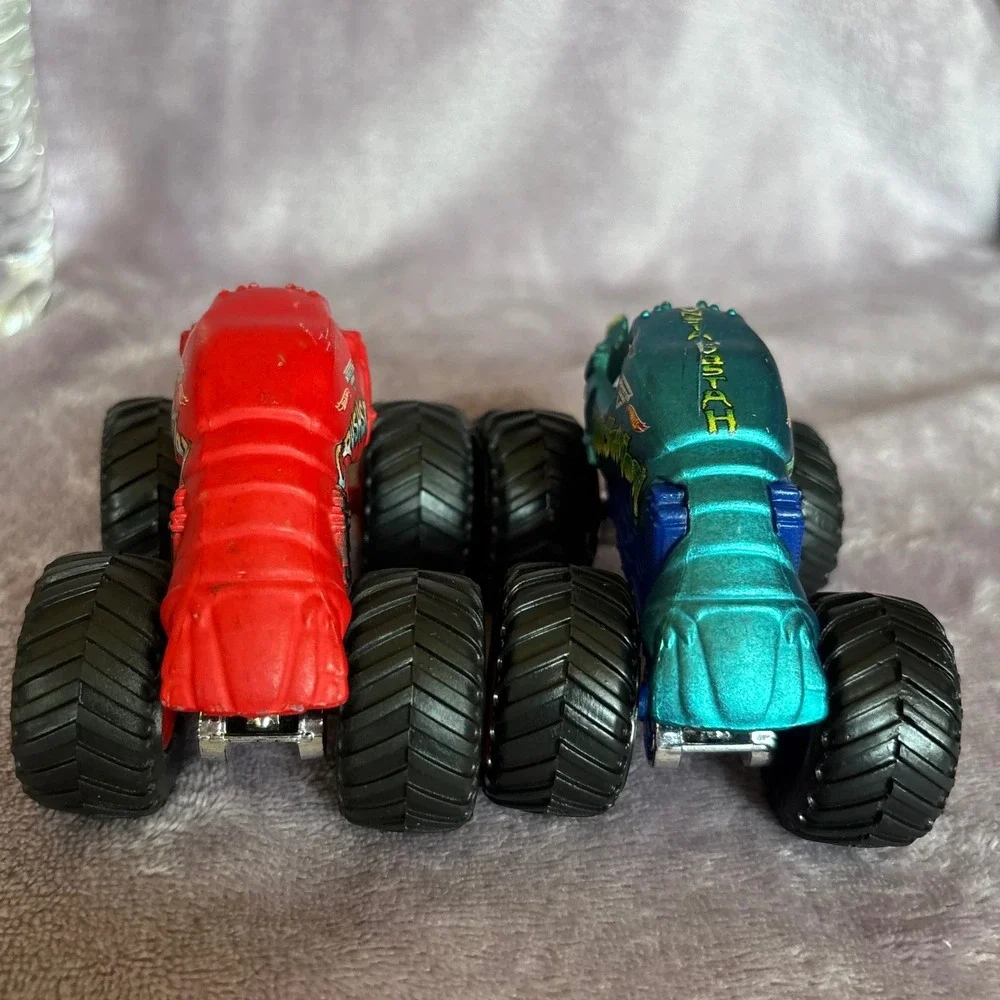 Hot Wheels Monster Jam Crushstation Lobster Monster Truck Set Red Teal 1:64